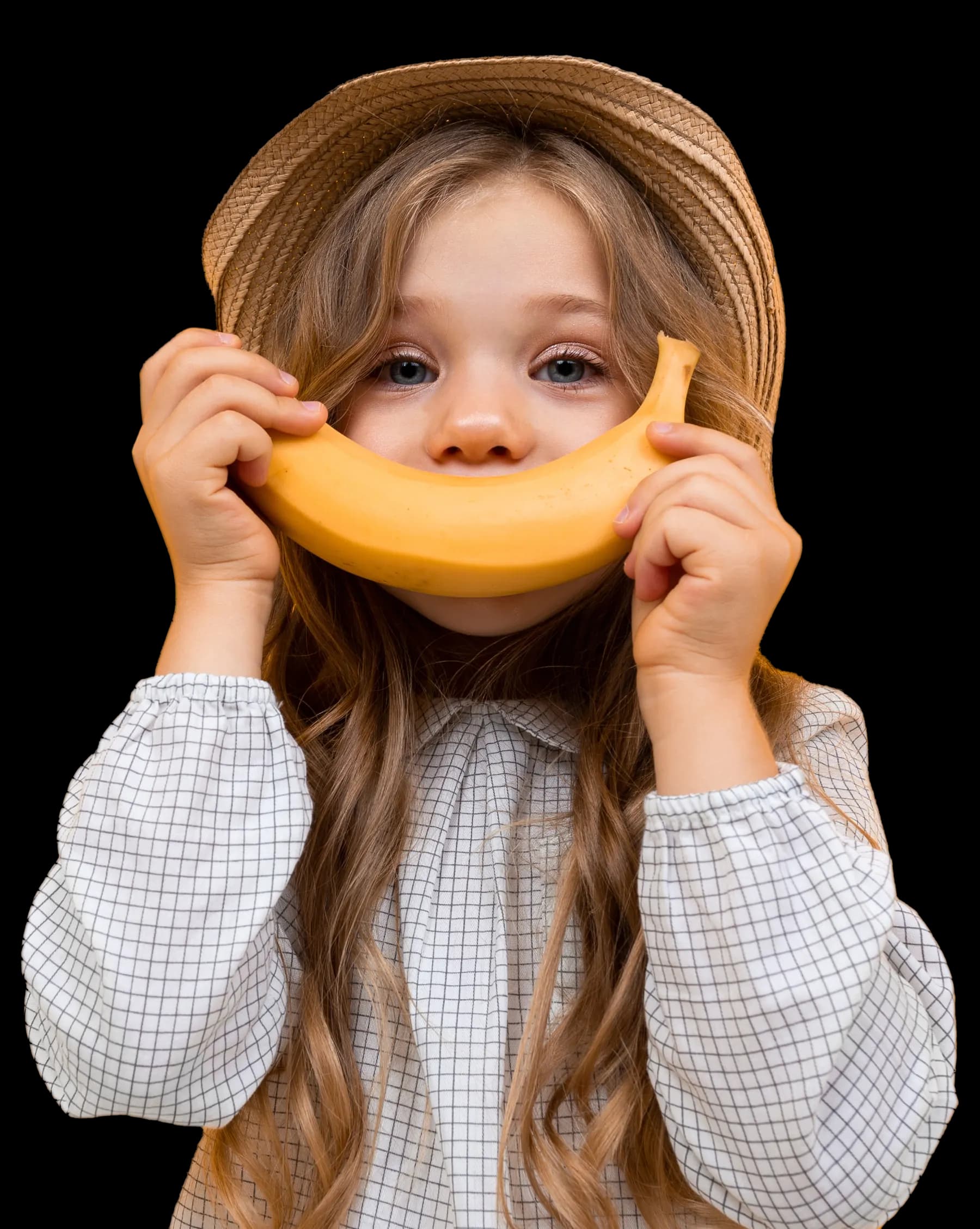 Enfant souriant avec une banane